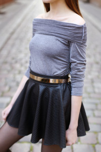 gold-metal-belt-paired-with-leather-A-line-skirt
