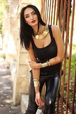 leather-jeans-and-gold-necklace.jpg