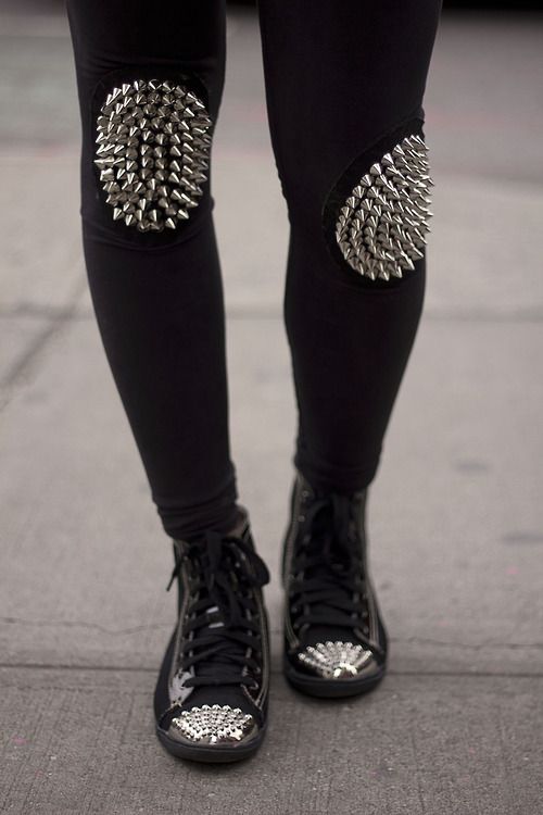 Skinny pants with spikes