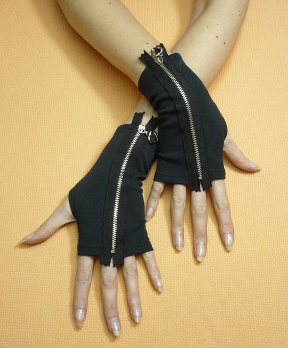 Fingerless gloves with zipper