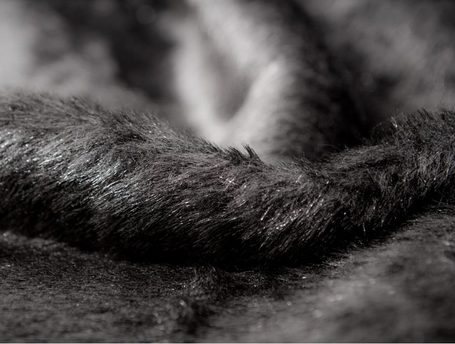 MJTrends: Faux Fur Fabric: Long Pile Black