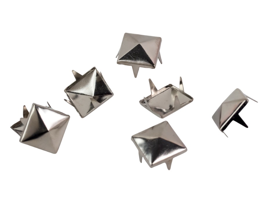 MJTrends: Fashion Studs: Small Silver Pyramid