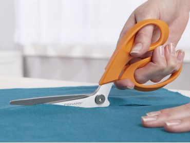 Fiskars 9 inch table top scissor razor edge